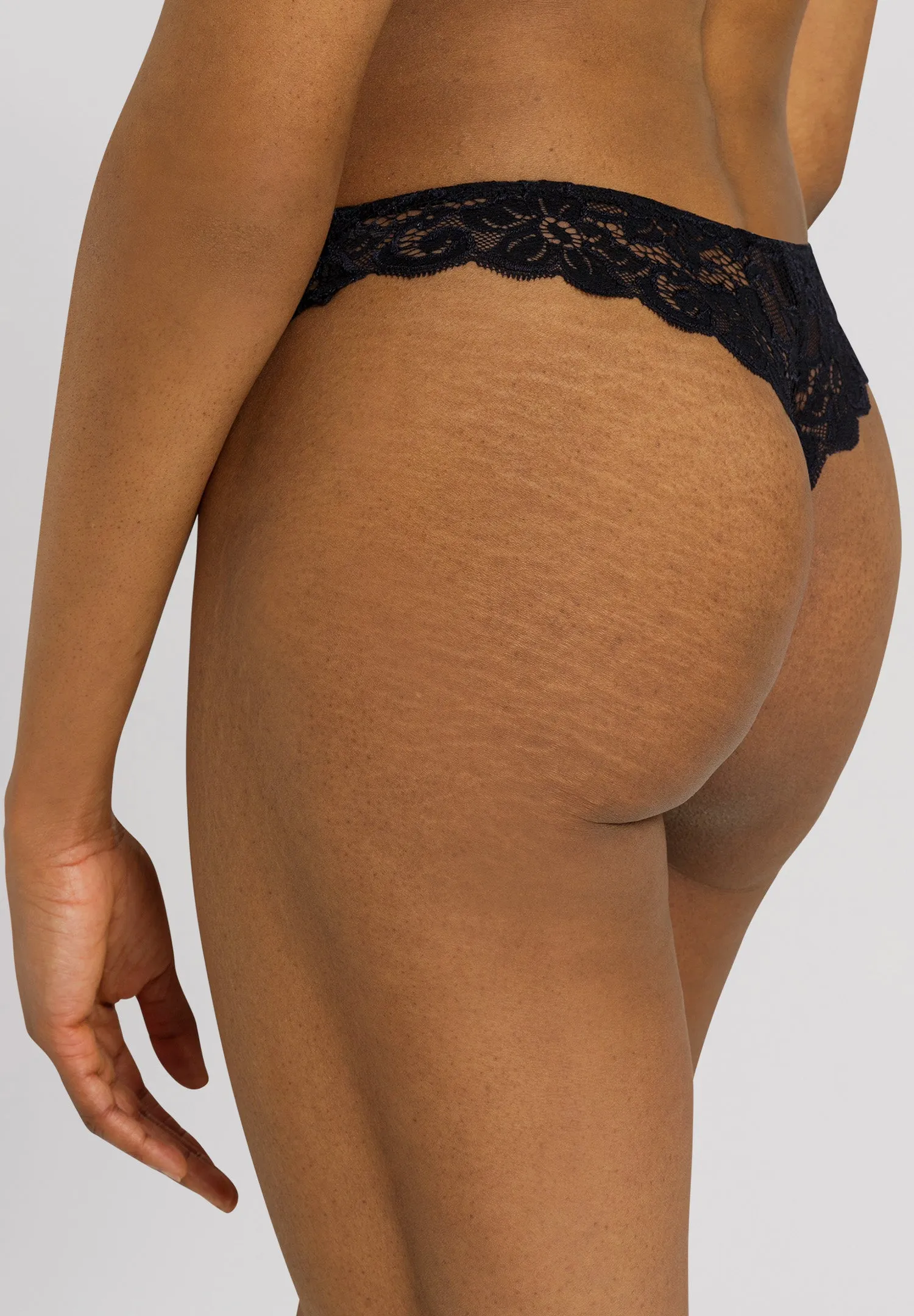 Luxury Moments Lace Thong | Black 71507-019